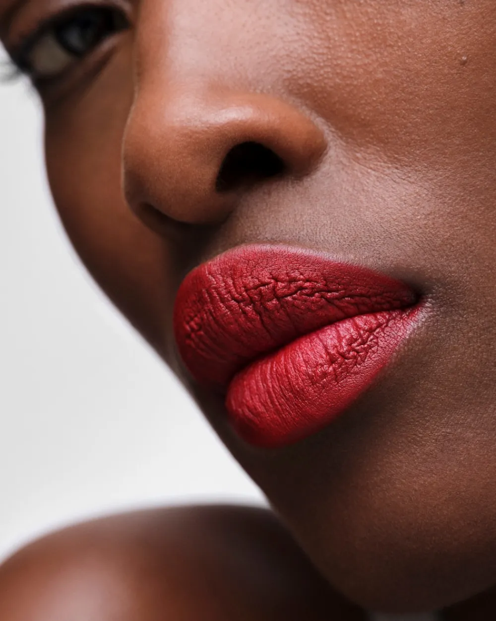 Prada LABIOS^Barra De Labios Monochrome Hyper Matte - R27 - Rubino